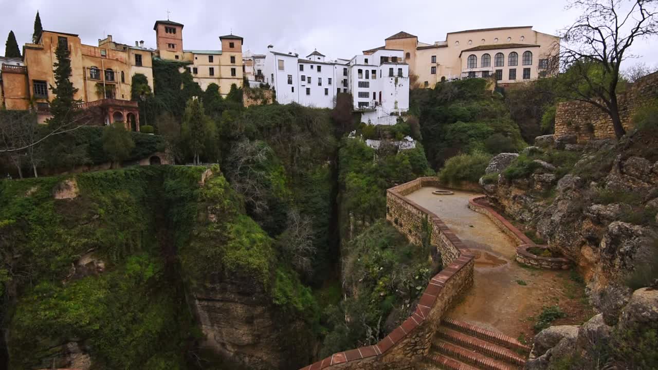 escalera al borde de la empinada garganta el tajo de ronda