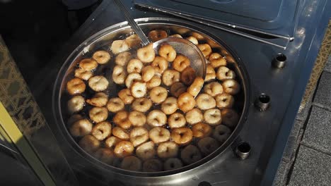 preparing traditional turkish lokum