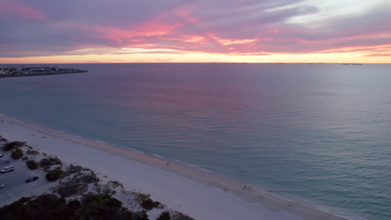 una foto aérea de la playa de port al atardecer en perth, australia occidental
