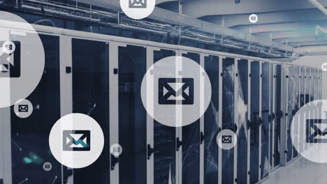 animación de múltiples iconos de mensajes flotantes y redes de plexus contra la sala de servidores de computadoras