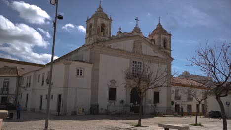 iglesia de santa maría de lagos en la plaza del casco antiguo, en algarve, portugal - toma panorámica