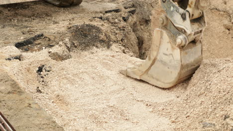 Eimer-Mit-Baumaschinen,-Die-Verwendet-Werden,-Um-Sandigen-Boden-Bei-Straßenarbeiten-In-Leiria,-Portugal,-Zu-Ebnen