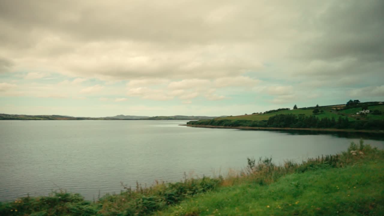 vistas al agua mientras se conduce por el camino del carro en el campo de golf de ireland coastal links