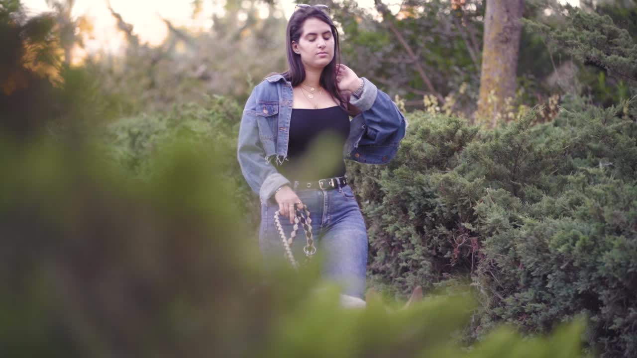 chica camina en el parque con su perro