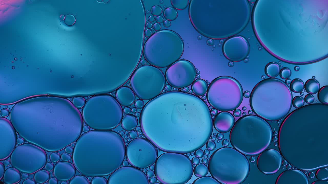 추상적인 다채로운 음식 기름 방울 거품과 구가 흐르고