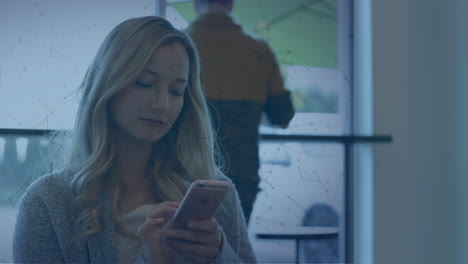 animación de la red de conexiones sobre la mujer usando teléfono inteligente