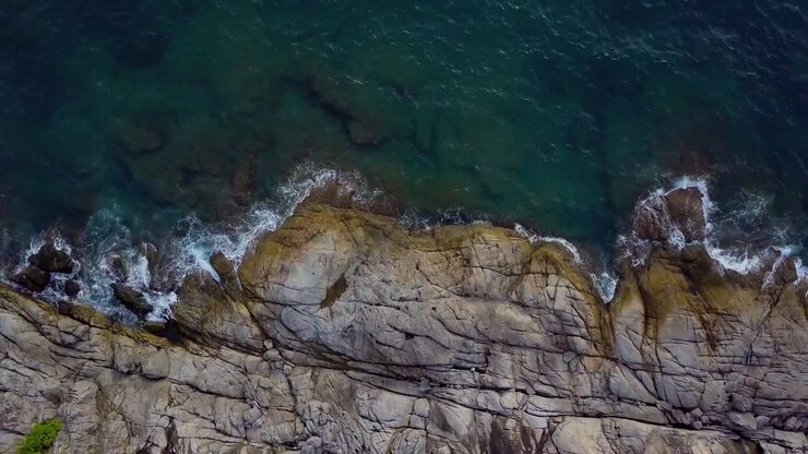 volo aereo sopra isole tropicali e il mare