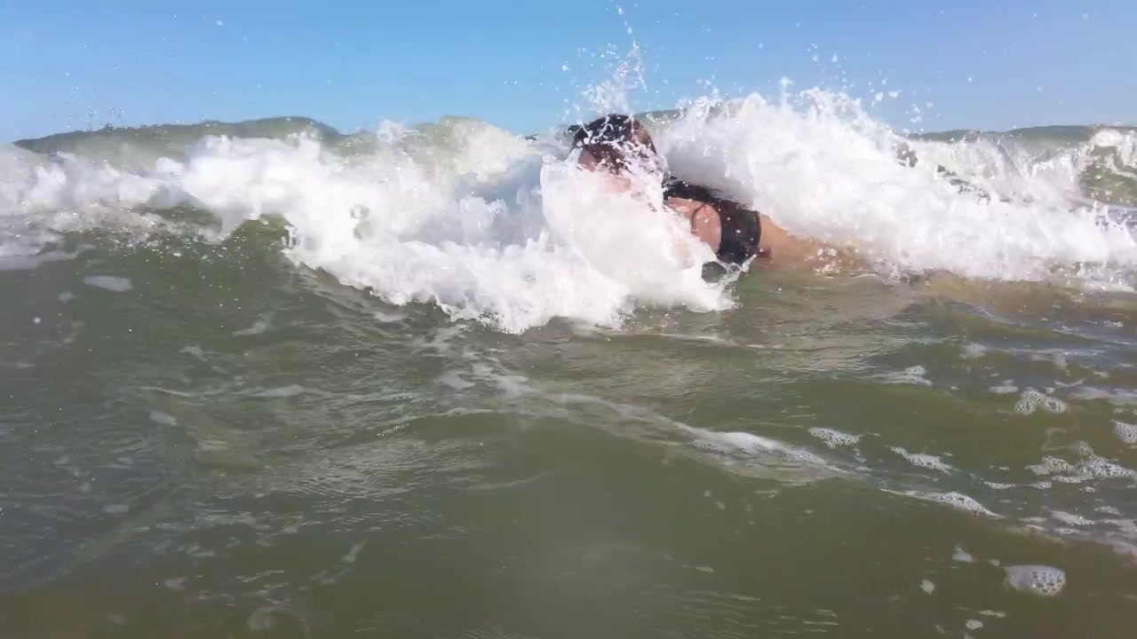 A surfista surfando na prancha de surf nas ondas.