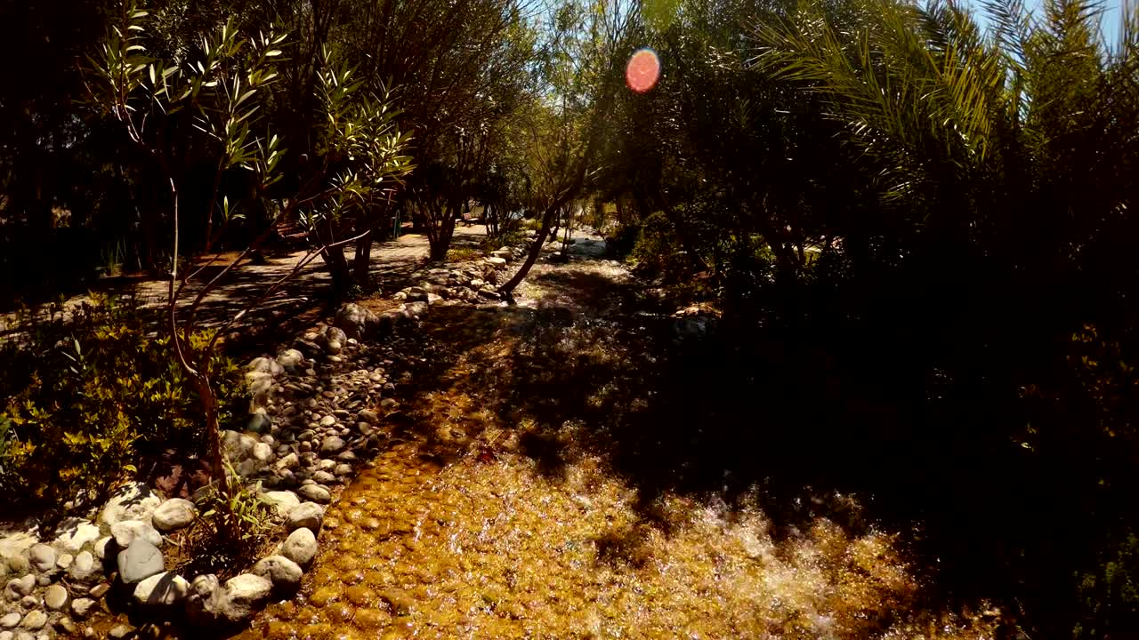 río artificial en el nuevo parque en el norte de alanya en el sur de turquía