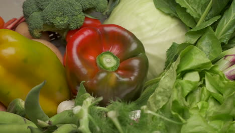 rotation des légumes poivrons rouges et jaunes, récolte agriculture, biologique, régime méditerranéen alimentation saine, végétalien ou végétarien