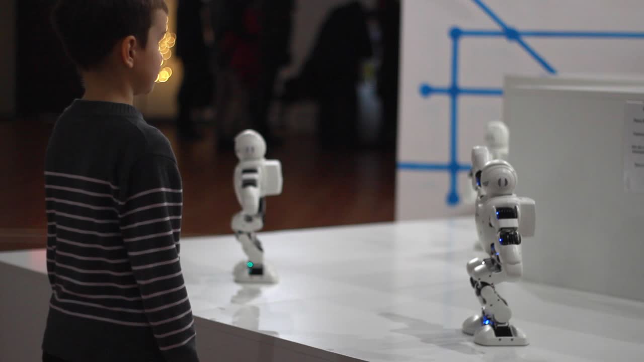 robot y niño. niño buscando robot bailando. niño y grupo de juguete robot