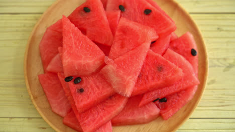 sandía fresca cortada en un plato