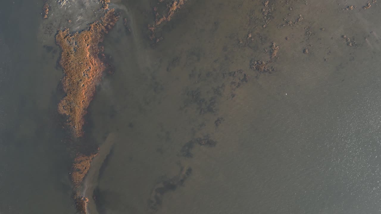 disparo de drone, plan lento en agua de aspecto sobrenatural