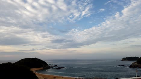 Lapso-De-Tiempo-De-Una-Playa,-Vemos-Las-Nubes-Moverse-Durante-El-Día