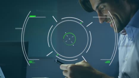 animación de escaneo de alcance y procesamiento de datos sobre una mujer usando un teléfono inteligente