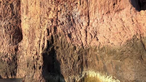 Beeindruckendes-Naturschutzgebiet-Der-Halbinsel-Scandola-In-Der-Sommersaison,-Vom-Fahrenden-Boot-Aus-Gesehen,-Insel-Korsika-In-Frankreich