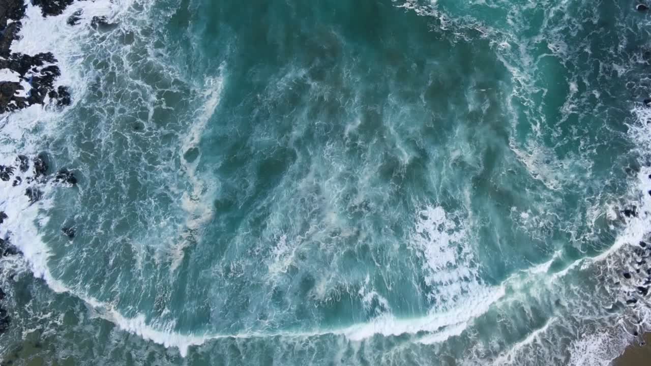 cenital view of waves in the sea