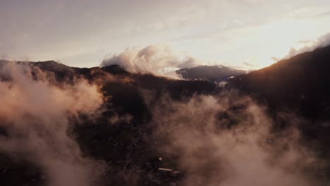 el atardecer del valle de la montaña brumosa