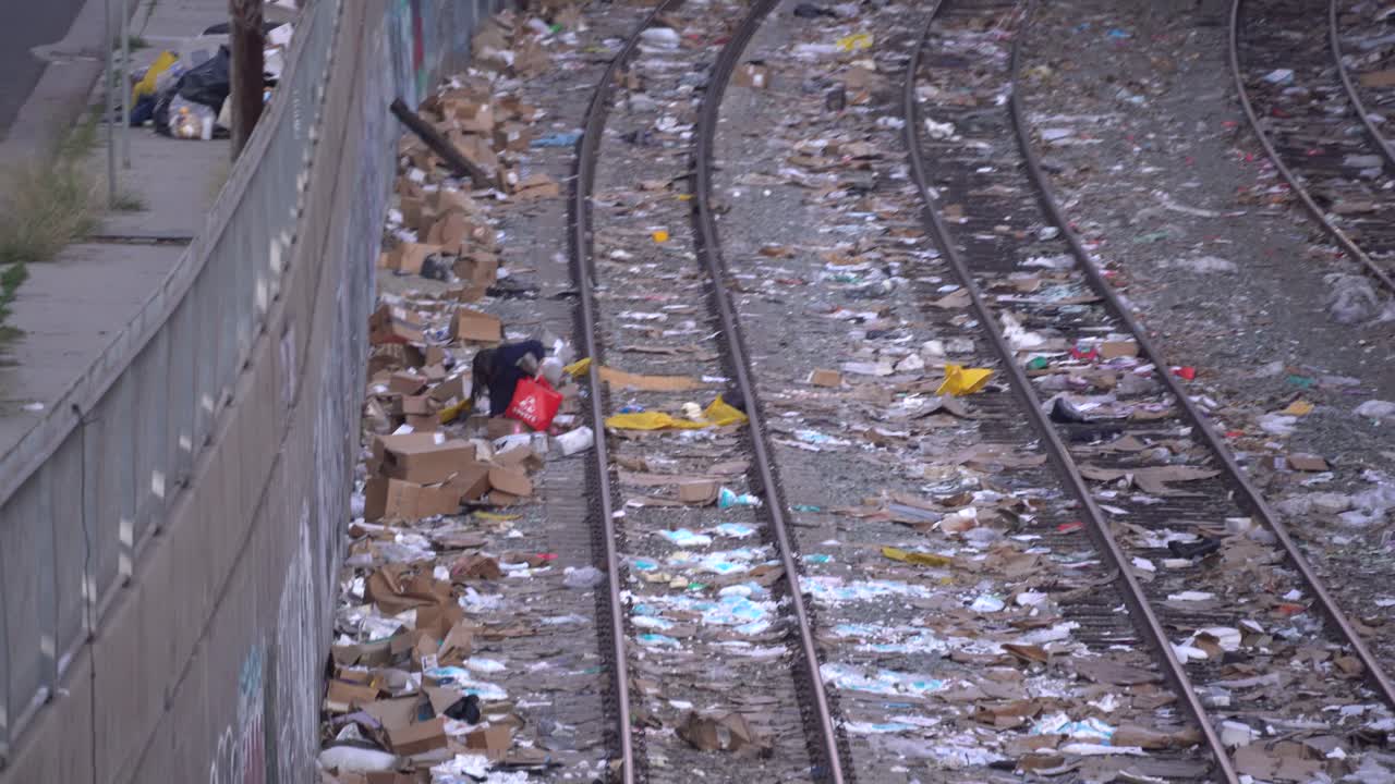 탈선한 열차에서 도둑이 물건을 훔치다