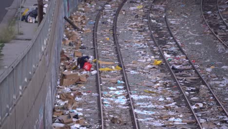 Diebe-Stehlen-Aus-Einem-Entgleisten-Zug