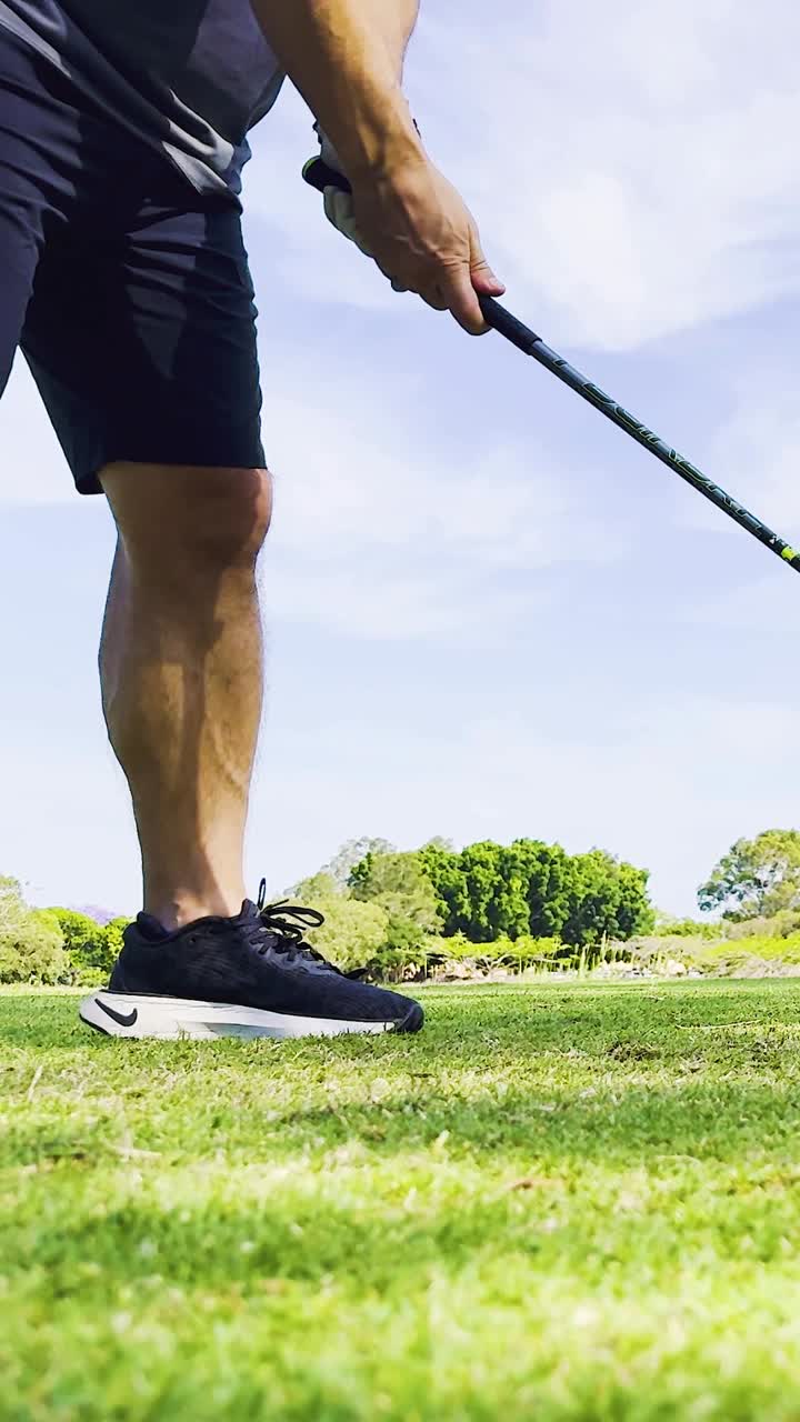 골드 코스트에서 골프 공을 때리는 남자