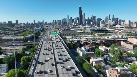 el tráfico se dirige hacia el centro de chicago en la autopista i-90