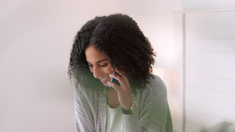 Glückliche-Schwarze-Frau,-Die-Bei-Einem-Telefonanruf-Spricht