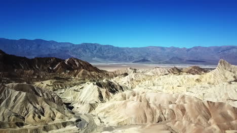 Toma-Aérea-Del-Hermoso-Paisaje-De-Las-Tierras-Baldías-Del-Desierto-En-El-Parque-Nacional-Del-Valle-De-La-Muerte,-Estados-Unidos