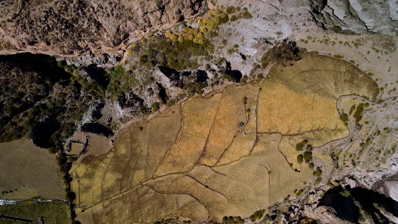 vista aérea en el altiplano, noche soleada, putre, chile - pájaro de ojo, disparo de avión no tripulado