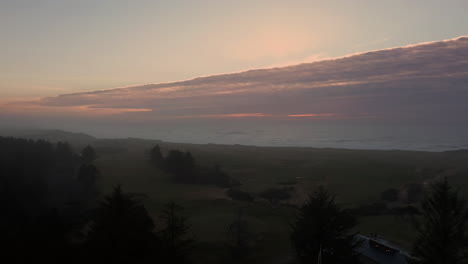 Espectacular-Puesta-De-Sol-Sobre-El-Campo-De-Golf-De-Las-Dunas-De-Bandon-Rancho-De-Ovejas-En-Oregon