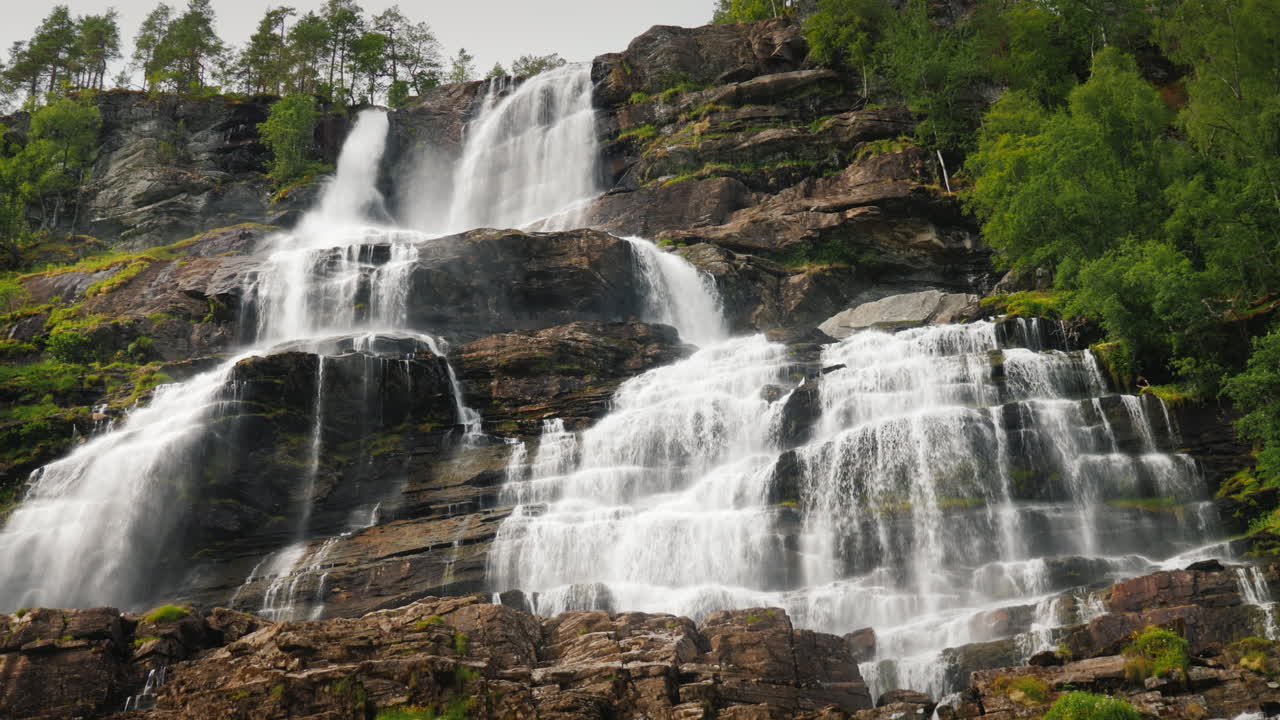 la majestuosa naturaleza de noruega - la cascada de twindefossen 4k video