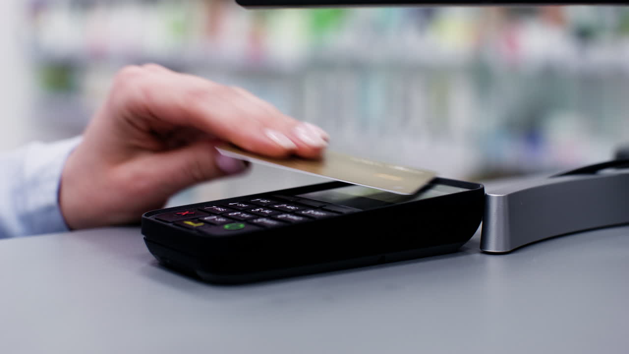 mujer pagando en la farmacia