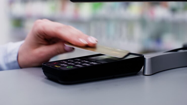 mujer pagando en la farmacia