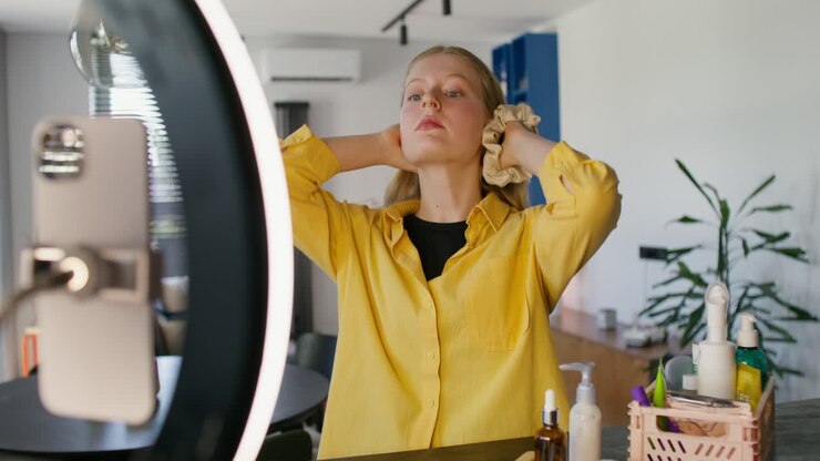 Donna che realizza un tutorial per capelli