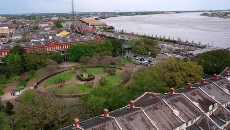 Cafe-Du-Monde,-Jackson-Square-and-the-Mississippi-River