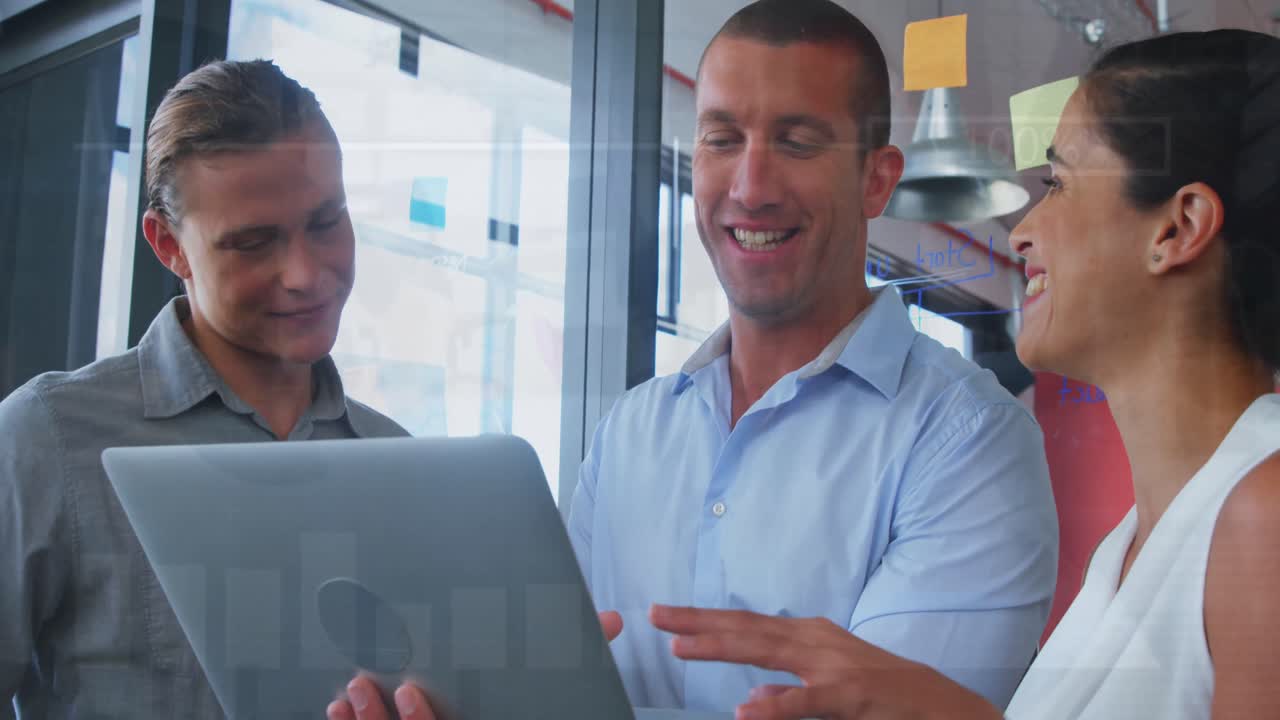 animación del procesamiento de datos financieros sobre diversas personas de negocios que usan computadoras portátiles