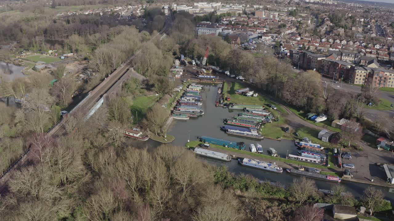 집 좁은 보트 정박지의 돌리 백 드론 샷 및 철도 근처 수리