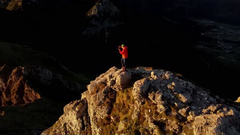 fotógrafo en cumbre al amanecer drone prarallaxe