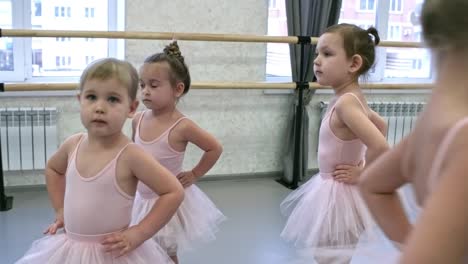 pequeñas bailarinas caminando en círculo