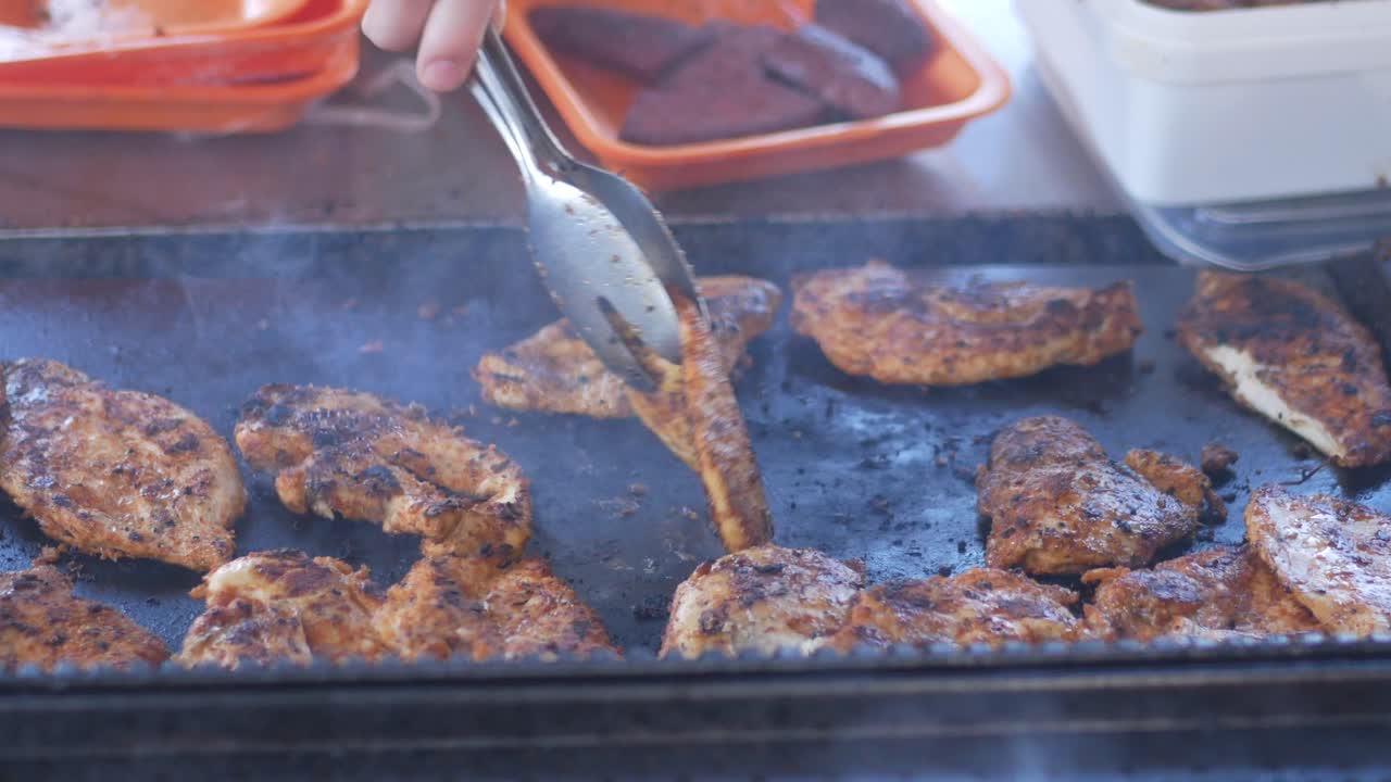 평평한 꼭대기 그릴에서 을 는 셰프의 클로즈업