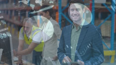 animación del procesamiento de datos financieros sobre un hombre sonriente que trabaja en un almacén