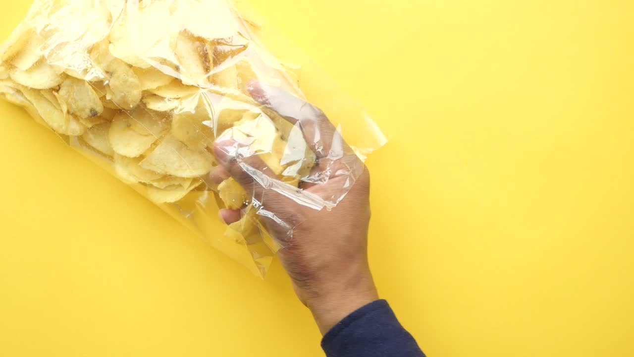 손은 감자 의 가방에 손을 고 있습니다.