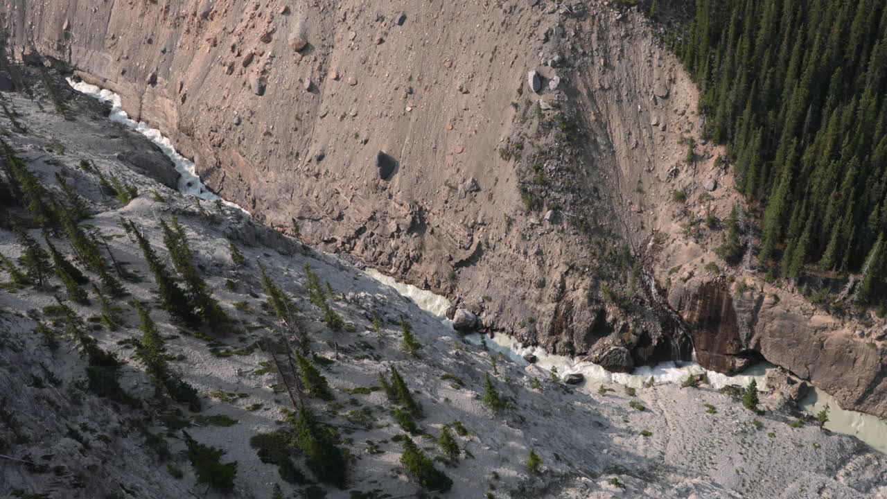 toma panorámica de un valle con un río que lo atraviesa en 4k