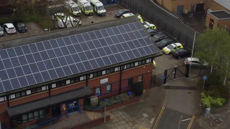 Exterior-De-La-Estación-De-Policía-De-La-Ciudad-Con-Panel-Solar-En-La-Azotea-De-Energía-Renovable-En-La-Vista-Aérea-Del-Paisaje-Urbano-De-Cheshire