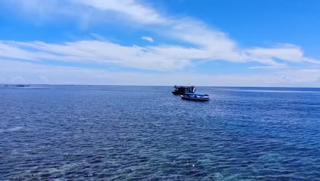 Boot-Fährt-Im-Meer-Auf-Der-Insel-Karampuang,-Mamuju,-West-Sulawesi,-Indonesien