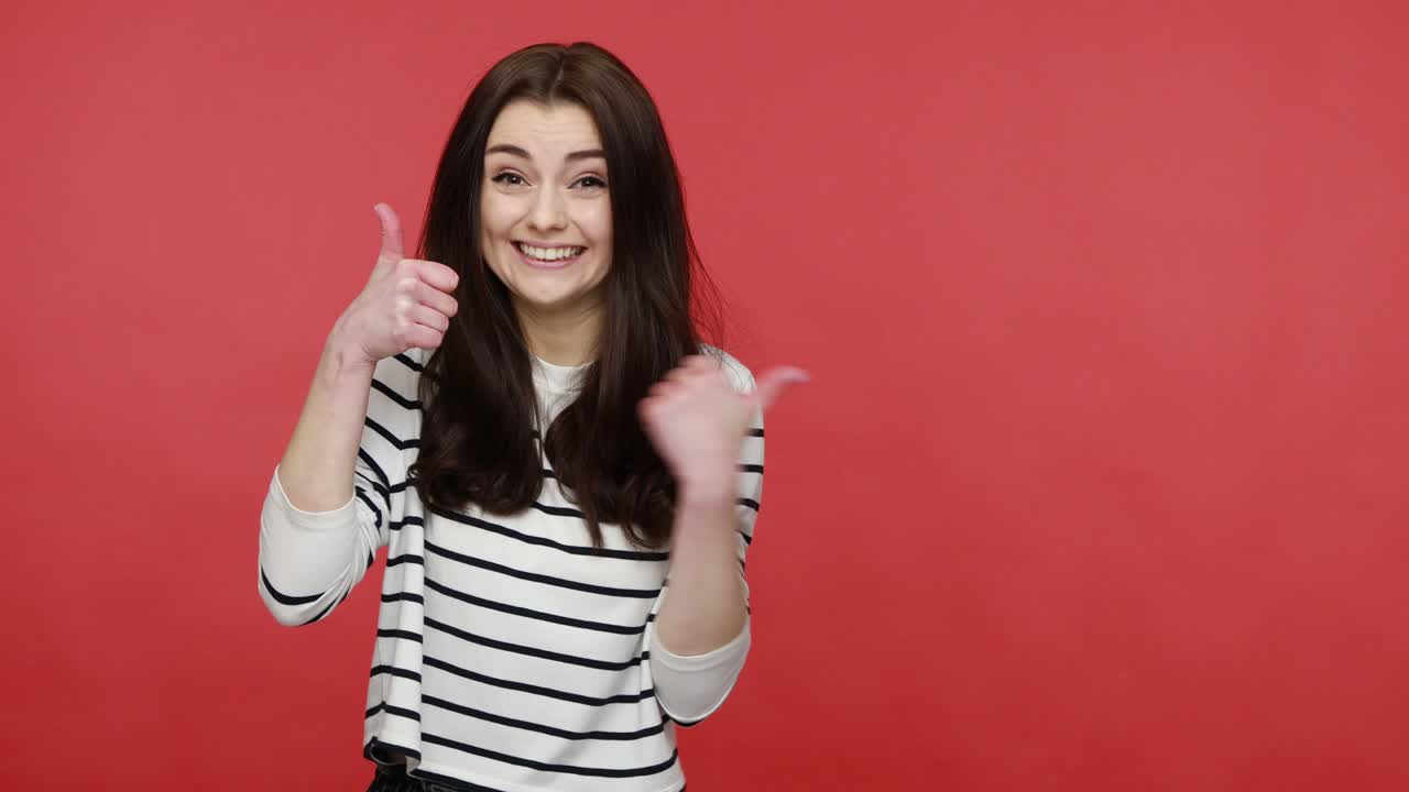 retrato de una mujer apuntando a un lugar vacío, espacio de copia para idea comercial, presentación.