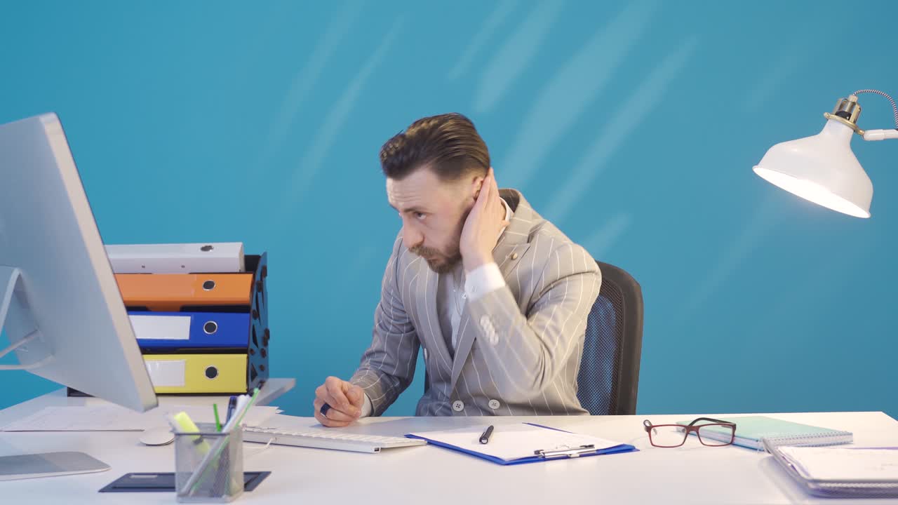 격렬하고 열정적으로 일하는 사업가의 초상화입니다.