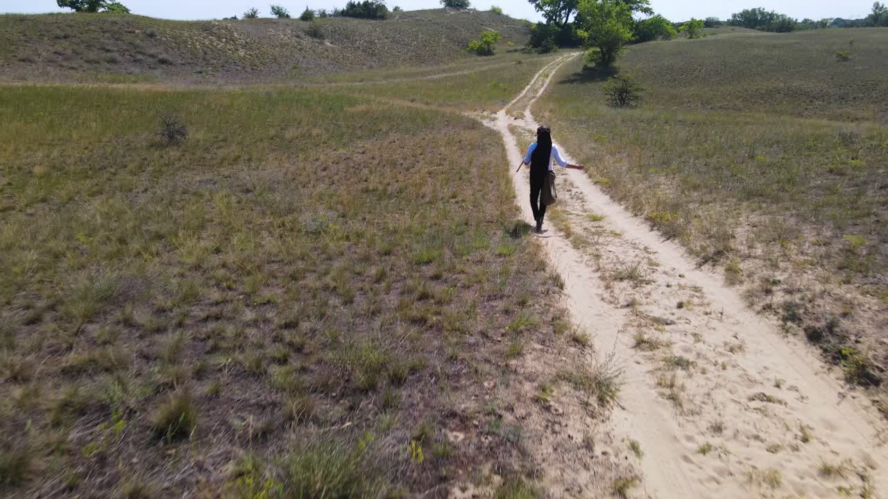 Il poeta ungherese Sandor Petofi cammina su una strada sterrata con solchi, Fulophaza
