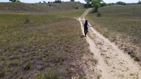 el poeta húngaro sandor petofi camina por un camino de tierra lleno de baches, fulophaza