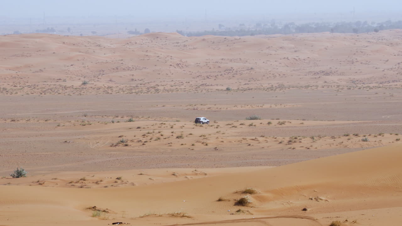 아랍에미리트 샤르자 두바이의 화석암 근처 황량한 사막을 가로질러 여행하는 4x4 육상 순양함